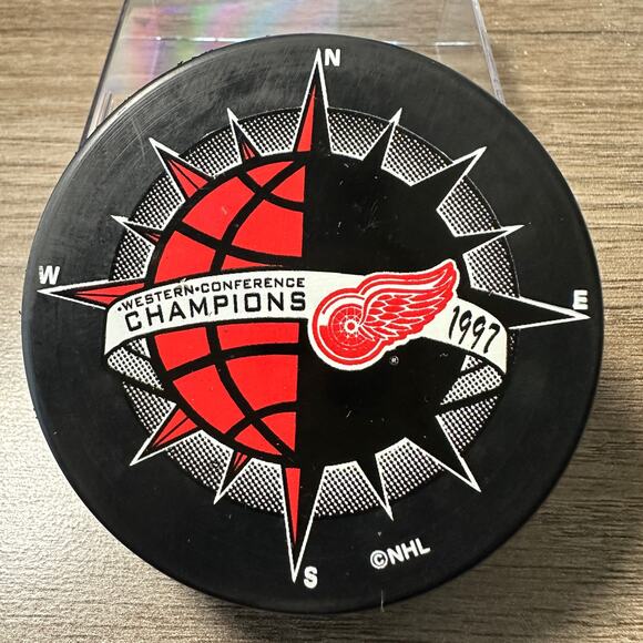 1997 WESTERN CONFERENCE CHAMPIONS DETROIT RED WINGS VINTAGE NHL PUCK - Picture 1 of 8